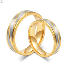 El acero titanium del oro de 2017 maneras junta el dedo anular para las parejas